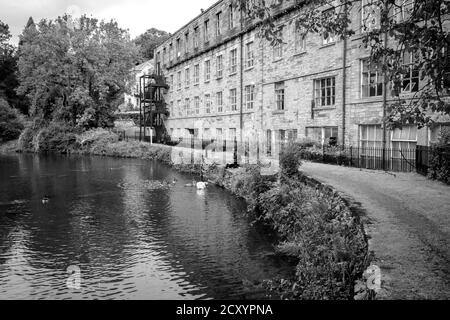 Die stillgelegte aus Stein gebauten Yiyella Factory und Dam im Pleasley Vale, Derbyshire, England, UK. Stockfoto