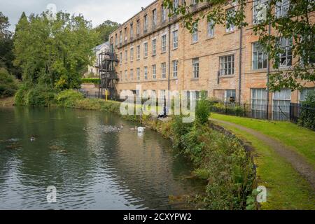 Die stillgelegte aus Stein gebauten Yiyella Factory und Dam im Pleasley Vale, Derbyshire, England, UK. Stockfoto