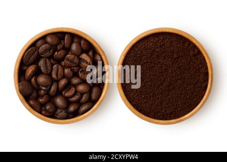Kaffeebohnen und Kaffeepulver in Holzschüssel auf weiß Hintergrund Stockfoto