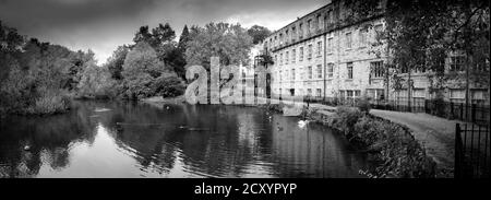 Die stillgelegte aus Stein gebauten Yiyella Factory und Dam im Pleasley Vale, Derbyshire, England, UK. Stockfoto