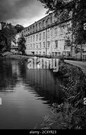 Die stillgelegte aus Stein gebauten Yiyella Factory und Dam im Pleasley Vale, Derbyshire, England, UK. Stockfoto