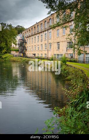 Die stillgelegte aus Stein gebauten Yiyella Factory und Dam im Pleasley Vale, Derbyshire, England, UK. Stockfoto