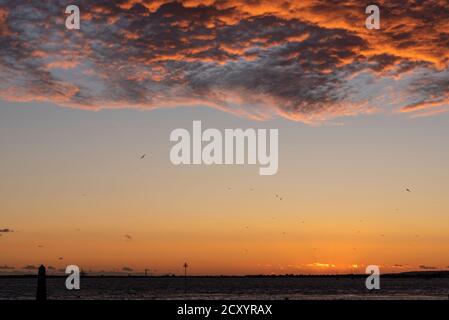 The Crow Stone, oder Crow Stone, bei Sonnenuntergang in Chalkwell, Southend on Sea, Essex, Großbritannien. Historischer Markierungsstein in der Themse-Mündung in der Abenddämmerung. Querformat Stockfoto