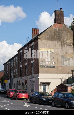 Dieses Haus in Ashbourne war das ehemalige Railway Hotel, wie man an den "Geisterschildern" an der Wand sehen kann, Station Street, Ashbourne, Derbyshire Stockfoto