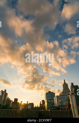 Die Sonne untergeht unter den East Village Gebäuden in New York City. Stockfoto