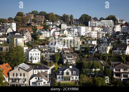 Hamburg, Deutschland. Oktober 2020. Villen und Stadthäuser befinden sich im Treppenviertel von Blankenese an der Elbe. Quelle: Christian Charisius/dpa/Alamy Live News Stockfoto