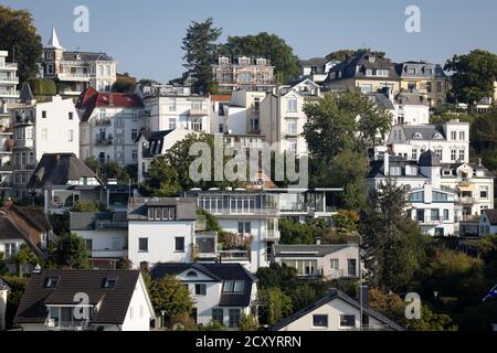 Hamburg, Deutschland. Oktober 2020. Villen und Stadthäuser befinden sich im Treppenviertel von Blankenese an der Elbe. Quelle: Christian Charisius/dpa/Alamy Live News Stockfoto