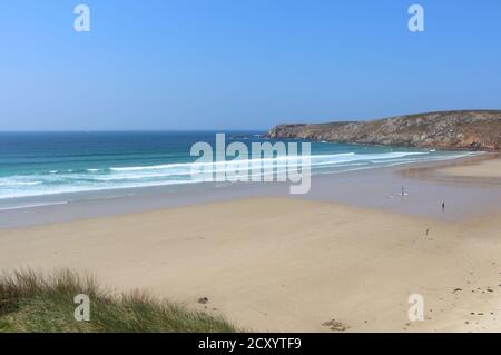 Baie des Trepasses Strand bei Ebbe in Plogoff Stockfoto