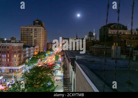 Das Mondlicht beleuchtet die East Village Gebäude in New York City. Stockfoto