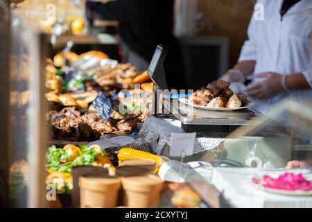 An der Theke gab es jede Menge Straßenessen. Stockfoto