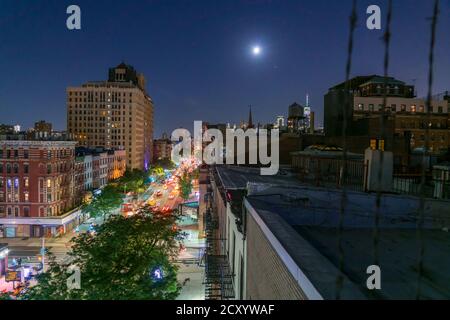 Das Mondlicht beleuchtet die East Village Gebäude in New York City. Stockfoto