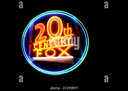 Nahaufnahme eines Neonlichts in Form des 20th Century Fox-Logos.
