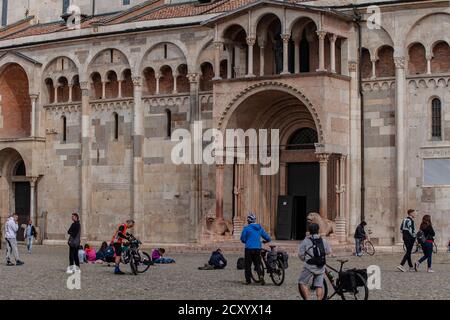 Besucher von Domo von Modena in Italien Stockfoto