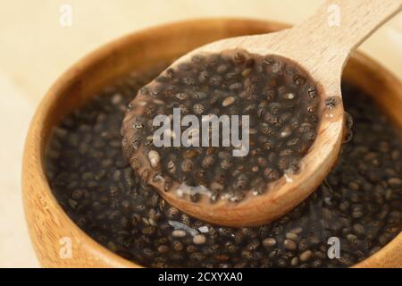 Nahaufnahme des Chia-Gels in einer Holzschüssel mit einem Löffel Stockfoto