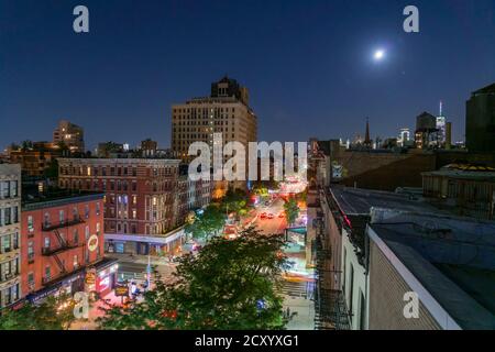 Das Mondlicht beleuchtet die East Village Gebäude in New York City. Stockfoto