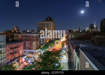 Das Mondlicht beleuchtet die East Village Gebäude in New York City. Stockfoto