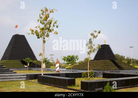 Gesamtansicht mit Priester. Balaji-Tempel, Andhra Pradesh, Indien. Architekt: Sameep Padora und Mitarbeiter , 2020. Stockfoto