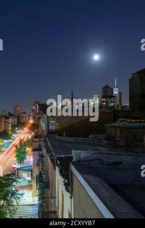 Das Mondlicht beleuchtet die East Village Gebäude in New York City. Stockfoto