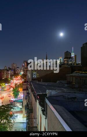 Das Mondlicht beleuchtet die East Village Gebäude in New York City. Stockfoto