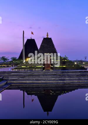 Gesamtansicht bei Dämmerung. Balaji-Tempel, Andhra Pradesh, Indien. Architekt: Sameep Padora und Mitarbeiter , 2020. Stockfoto