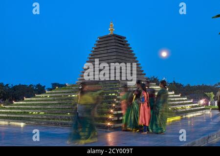 Gesamtansicht bei Dämmerung. Balaji-Tempel, Andhra Pradesh, Indien. Architekt: Sameep Padora und Mitarbeiter , 2020. Stockfoto