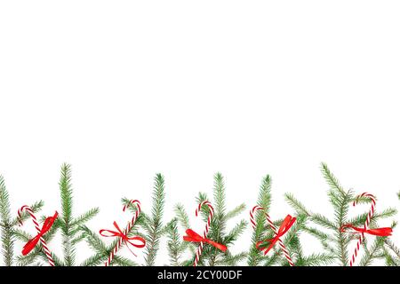 Weihnachtsrahmen aus Tannenzweigen und roter Dekoration auf weißem Hintergrund. Flach liegend, Draufsicht. Speicherplatz kopieren Stockfoto