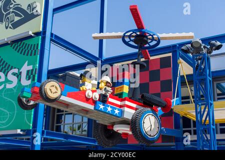 'Dubai, Dubai/Vereinigte Arabische Emirate - 03/07.2020: Legoland Dubai Imagination Zeitmaschine Statue für Kinder Eingangsschild mit blauem Himmel Hintergrund Stockfoto