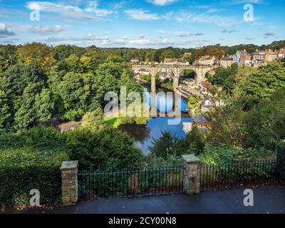 Das viktorianische Eisenbahnviadukt über den Fluss Nidd in der früh Herbst Knaresborough North Yorkshire England Stockfoto