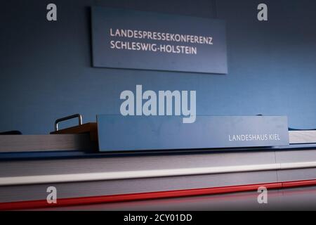 Kiel, Deutschland. September 2020. Blick auf das Podium im Raum der Landespressekonferenz Schleswig-Holstein im Landeshaus. Quelle: Christian Charisius/dpa/Alamy Live News Stockfoto