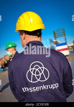 Kiel, Deutschland. September 2020. Werftarbeiter mit Gesichtsmasken stehen auf der Werft von thyssenkrupp Marine Systems (TKMS) bei der Taufe eines U-Bootes. Quelle: Christian Charisius/dpa/Alamy Live News Stockfoto