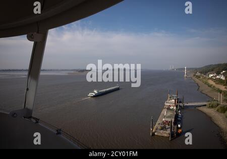 Hamburg, Deutschland. Oktober 2020. Blick vom neuen Leuchtturm 'Unterfeuer' auf die Elbe vor Blankenese mit dem alten Leuchtturm 'Unterfeuer'. Quelle: Christian Charisius/dpa/Alamy Live News Stockfoto