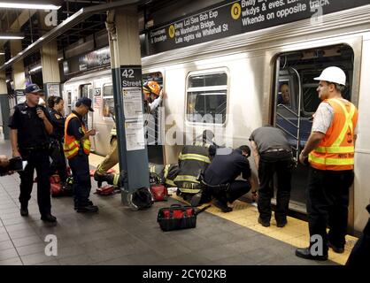 Die Polizei und Feuerwehr von New York City arbeiten auf dem U-Bahnsteig der 'N', nachdem ein Mann am Times Square in New York City am 17. Juli 2015 von einem U-Bahn-Zug in Richtung Süden getroffen worden war. Nach Angaben der New Yorker Polizei sprang der Mann vor den Zug und wurde ins Bellevue Krankenhaus gebracht. REUTERS/Mike Segar