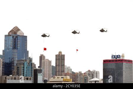 Hongkong, China. Oktober 2020. Hubschrauber mit chinesischer Nationalflagge und der Flagge der Sonderverwaltungsregion Hongkong fliegen in einer Prozession über den Victoria Hafen, um den 71. Jahrestag der Gründung der Volksrepublik China und das Mid-Autumn Festival in Hongkong, Südchina, am 1. Oktober 2020 zu feiern. Kredit: Lo Ping Fai/Xinhua/Alamy Live Nachrichten Stockfoto