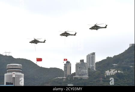 Hongkong, China. Oktober 2020. Hubschrauber mit chinesischer Nationalflagge und der Flagge der Sonderverwaltungsregion Hongkong fliegen in einer Prozession über den Victoria Hafen, um den 71. Jahrestag der Gründung der Volksrepublik China und das Mid-Autumn Festival in Hongkong, Südchina, am 1. Oktober 2020 zu feiern. Kredit: Lo Ping Fai/Xinhua/Alamy Live Nachrichten Stockfoto