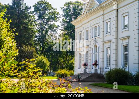 Uzutrakis Manor. Villa mit Kolonnaden inmitten landschaftlich gestalteter Gärten Stockfoto