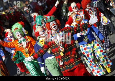 Eine Gruppe von Jecken verkleidet als Clowns den traditionellen Rose Montag Straße Karnevalsumzug in Mainz, 7. März 2011 führen. Die Rose Montag Paraden in Köln, Mainz und Düsseldorf sind das Highlight der deutschen Karnevalssaison.    REUTERS/Kai Pfaffenbach (Deutschland - Tags: Gesellschaft, Unterhaltung)
