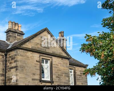 Ehemalige Dispensary mit Inschrift in der Erinnerung an die errichtet Später Vikar der Rev EINE billige LLB in Castle Yard Knaresborough North Yorkshire England Stockfoto