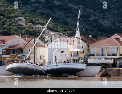 Agia Efimia, Griechenland. September 2020. Segelyachten sind nach dem schweren Herbststurm 'IANOS' an der Kaimauer im Hafen gestrandet und werden mit einem Kran gesichert und wieder angehoben. Der sogenannte Medicane, ein mediterraner Hurrikan, und ein weiterer Sturm über der nördlichen Ägäis verursachten in der Nacht 20.09.2020 schwere Schäden und Zerstörungen in weiten Teilen Griechenlands. Der Sturm über dem Ionischen Meer hatte Windgeschwindigkeiten von über 100 Stundenkilometern. Quelle: Jens Kalaene/dpa-Zentralbild/ZB/dpa/Alamy Live News Stockfoto