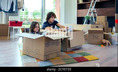 Vater und Sohn spielen Autorennen mit Kartons Stockfoto