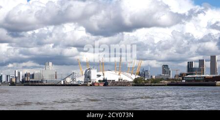 Die O2 Concert Arena, früher der Millenium Dome. Greenwich Peninsula in London Docklands. Beeindruckendes Wahrzeichen Londons. Emirates Cable Car. Stockfoto