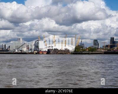 Die O2 Concert Arena, früher der Millenium Dome. Greenwich Peninsula in London Docklands. Beeindruckendes Wahrzeichen Londons. Emirates Cable Car. Stockfoto