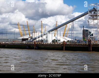 Die O2 Concert Arena, früher der Millenium Dome. Greenwich Peninsula in London Docklands. Beeindruckendes Wahrzeichen Londons. Emirates Cable Car. Stockfoto