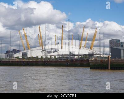 Die O2 Concert Arena, früher der Millenium Dome. Greenwich Peninsula in London Docklands. Beeindruckendes Wahrzeichen Londons. Emirates Cable Car. Stockfoto