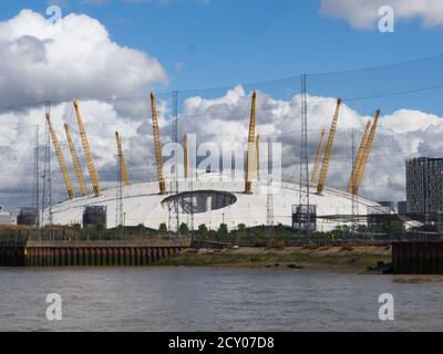 Die O2 Concert Arena, früher der Millenium Dome. Greenwich Peninsula in London Docklands. Beeindruckendes Wahrzeichen Londons. Emirates Cable Car. Stockfoto