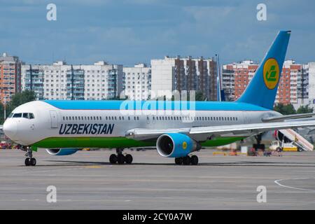 Juli 2019 In Moskau, Russland. Flugzeug Boeing 767-300 Usbekistan Airways am Flughafen Vnukovo in Moskau. Stockfoto