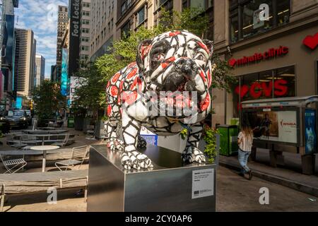 Riesige Hunde, die das Kunstwerk von will Kurtz mit dem Titel „Doggy Bags“ enthalten, werden am 20. September 2020 am Broadway im Garment District in New York gezeigt. Die sechs Hundeskulpturen, die aus recycelten Materialien einschließlich Plastiktüten auf Stahlarmaturen bestehen, werden von der Garment District Alliance gesponsert und sind bis November 20 zu sehen. (© Richard B. Levine) Stockfoto