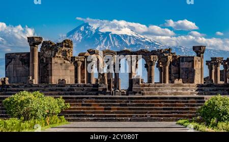 Ruinen des Zvartnos Tempel in Eriwan, Armenien, mit Mt Ararat im Hintergrund Stockfoto