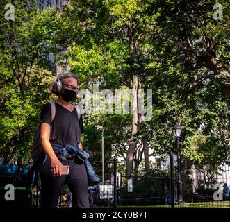 Maskierte Frau im Madison Square Park in New York am Mittwoch, 23. September 2020. (© Richard B. Levine) Stockfoto