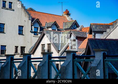 Blick auf Dächer und Giebeldächer verschiedener Gebäude Terrasse mit Stockfoto