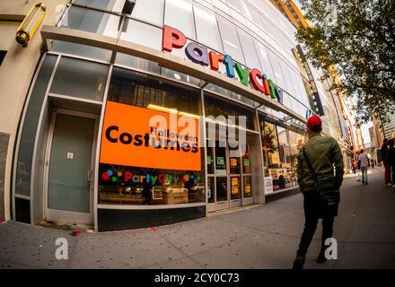 Ein Party City Geschäft in Herald Square in New York am Dienstag, 22. September 2020. Party City kündigte an, dass es 20,000 Zeitarbeiter einstellen und nur 25 Pop-up-Läden für Halloween eröffnen wird. (© Richard B. Levine) Stockfoto
